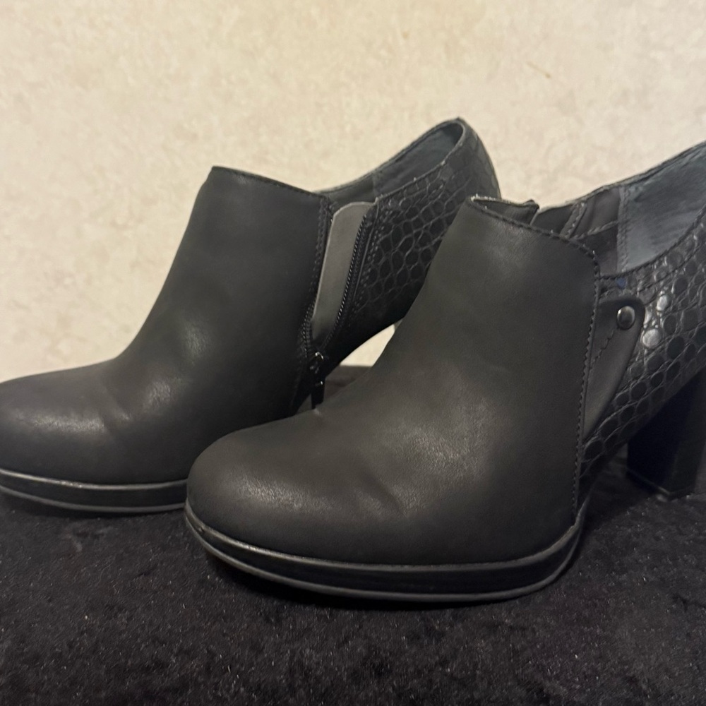 Rialto Black Textured Ankle Booties